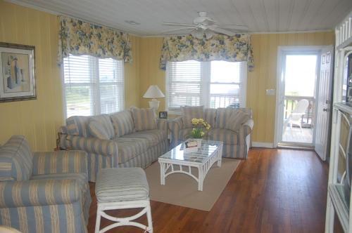 2113-2 Beach Buddies, Up Home