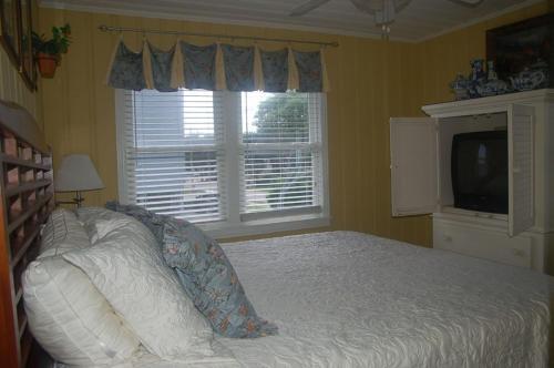 2113-2 Beach Buddies, Up Home