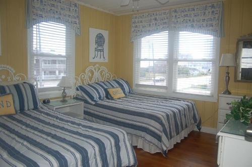 2113-2 Beach Buddies, Up Home