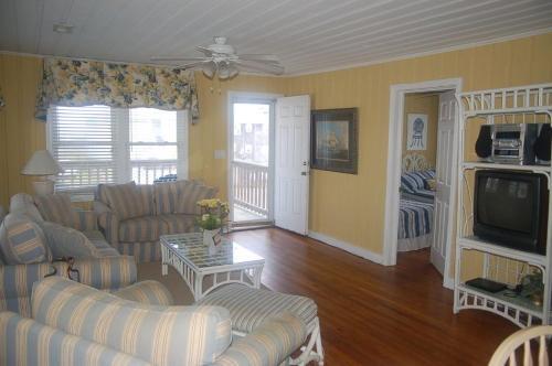 2113-2 Beach Buddies, Up Home