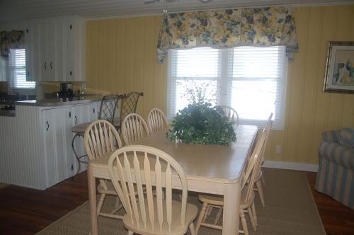 2113-2 Beach Buddies, Up Home