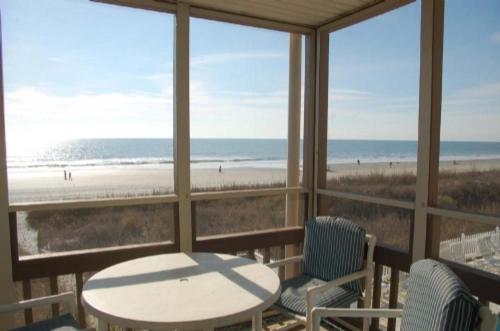 Apartamento 1068-104 Crescent Beach Villas Condo