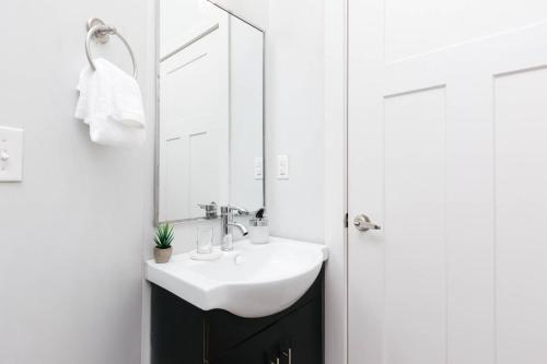 Hillsboro Village 2 Bedroom Apartment