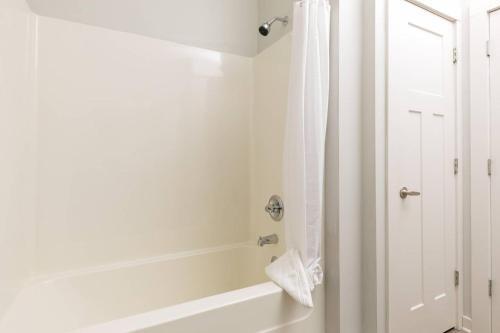 Hillsboro Village 2 Bedroom Apartment