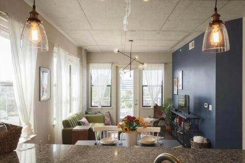 Chic West End Apartment