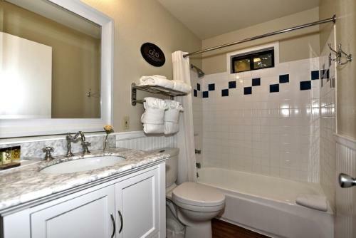 Comal River Cottages 415