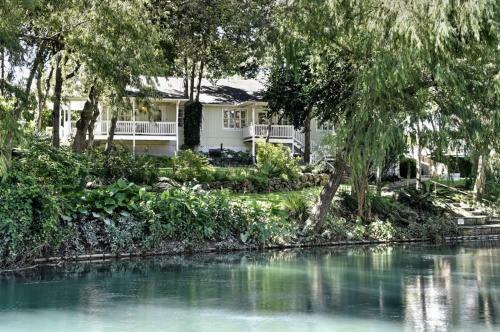 Comal River Cottages 403b