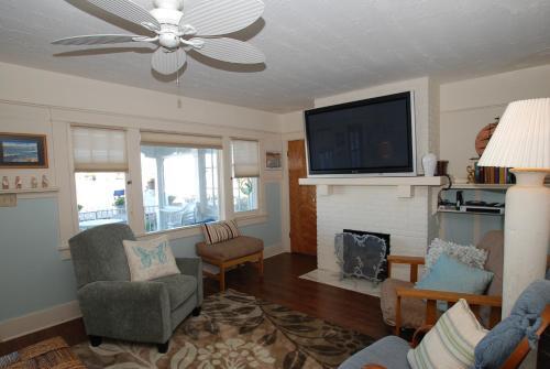 413 E Edgewater (68158)