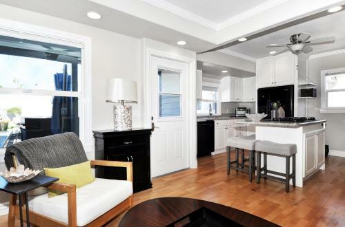 313 E Bay Both 4 Bedroom Home