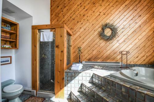 Lakeside Vista Four-bedroom Holiday Home