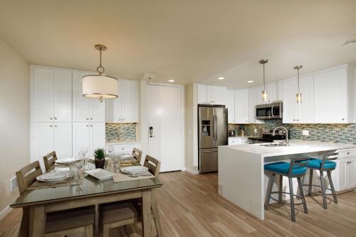 E108 Tropical Oasis