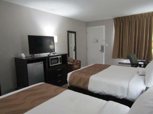 Hotel Quality Inn & Suites By The Lake