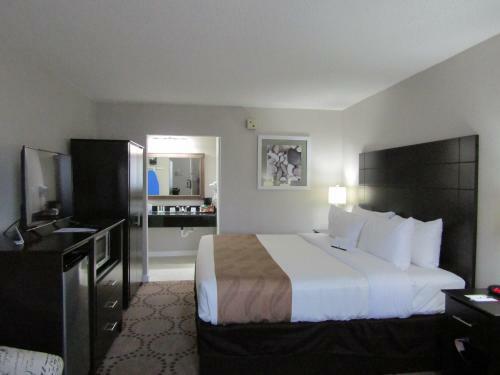 Hotel Quality Inn & Suites By The Lake