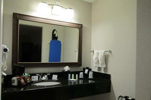Hotel Quality Inn & Suites By The Lake
