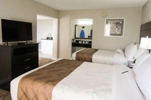 Hotel Quality Inn & Suites By The Lake
