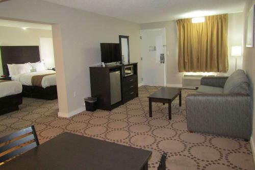 Hotel Quality Inn & Suites By The Lake