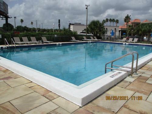 Hotel Quality Inn & Suites By The Lake