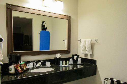 Hotel Quality Inn & Suites By The Lake