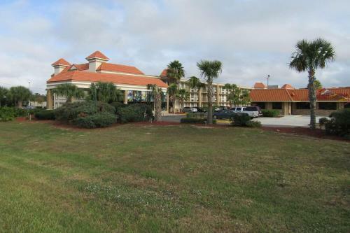 Hotel Quality Inn & Suites By The Lake
