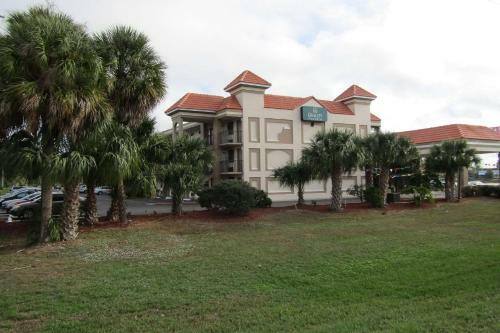 Hotel Quality Inn & Suites By The Lake