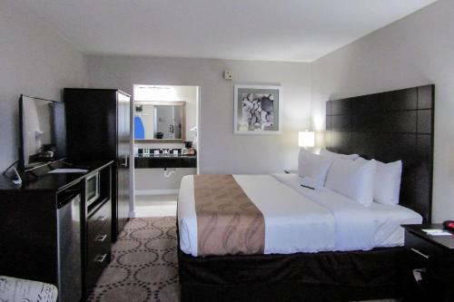 Hotel Quality Inn & Suites By The Lake