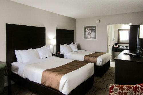 Hotel Quality Inn & Suites By The Lake