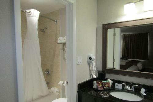 Hotel Quality Inn & Suites By The Lake