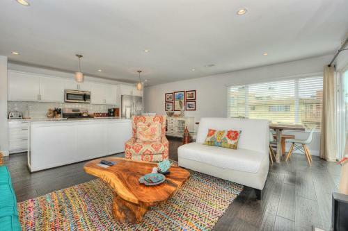 2402o - 875413 Modern Silverstrand Oasis