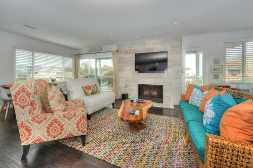 2402o - 875413 Modern Silverstrand Oasis