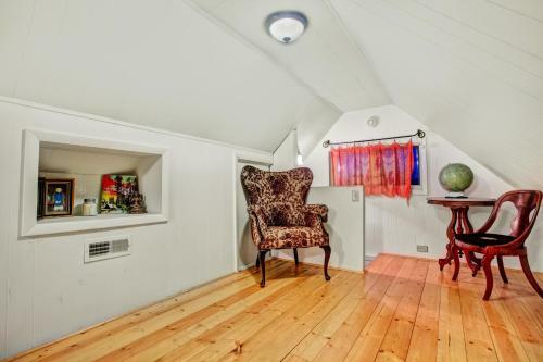 The Yellow House -two Bedroom Home - Old Town
