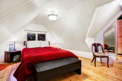 The Yellow House -two Bedroom Home - Old Town