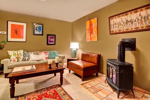 The Yellow House -two Bedroom Home - Old Town