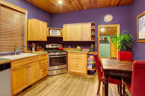 The Yellow House -two Bedroom Home - Old Town