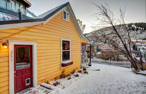 The Yellow House -two Bedroom Home - Old Town