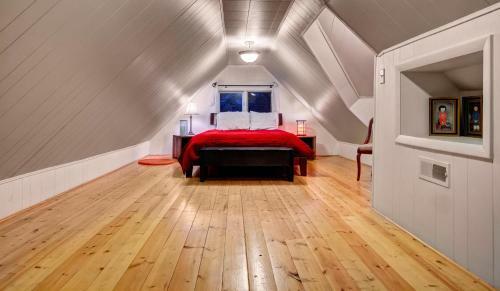 The Yellow House -two Bedroom Home - Old Town