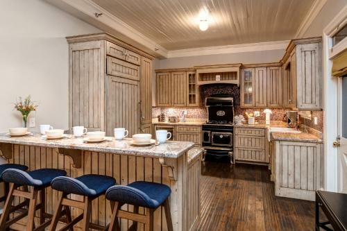 Abode At Heirloom House