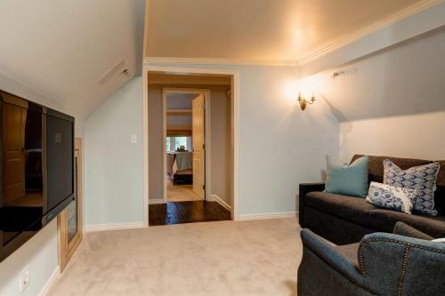 Abode At Heirloom House