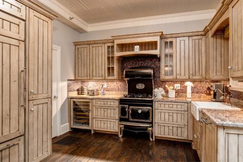 Abode At Heirloom House