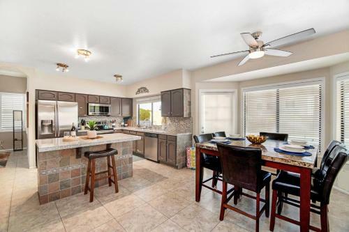 Scottsdale Luxury Vacation Home With Pool Sleeps 14
