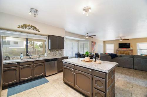 Scottsdale Luxury Vacation Home With Pool Sleeps 14