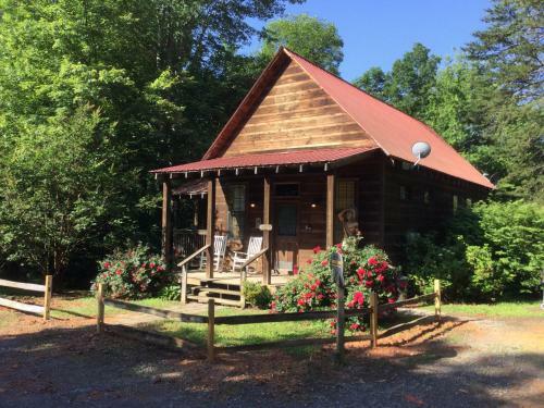 Country Charm Cabin With Firepit