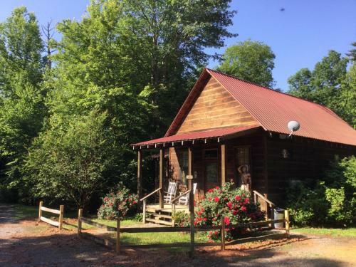 Country Charm Cabin With Firepit