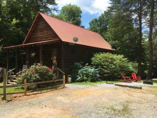 Country Charm Cabin With Firepit