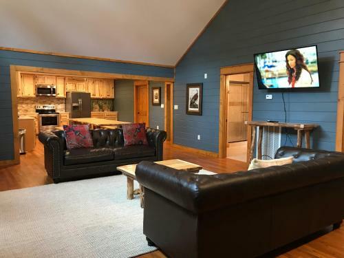 Black Bear Cinema 4819 - Four Bedroom Cabin