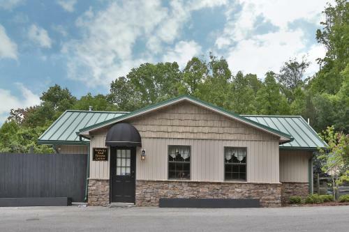 Cedar Falls (#8) - Three Bedroom