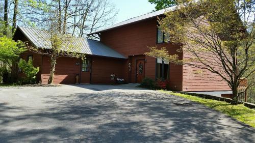 Wandering Bear Lodge Chalet