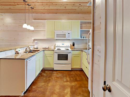 The Commons 402 - Three Bedroom Townhome