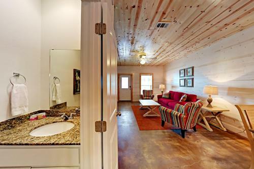 The Commons 402 - Three Bedroom Townhome