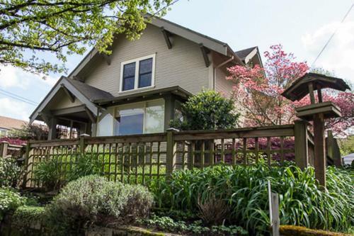 Hostal Everett Street Vacation Rentals