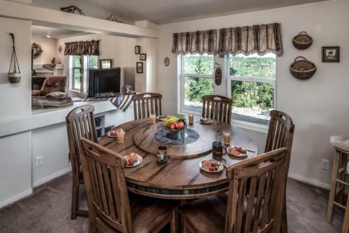 M Top Ranch - Three Bedroom Cabin